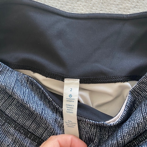 Lululemon crop leggings womens size 2 - Picture 3 of 3